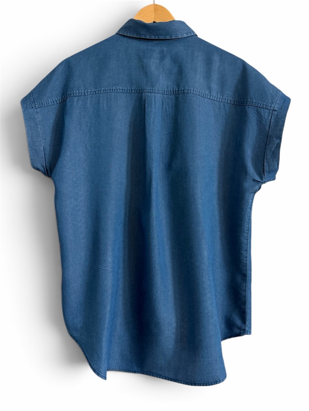 Tilley Chambray Blue Button-Front Short Sleeveless Top Large - Picture 2 of 3